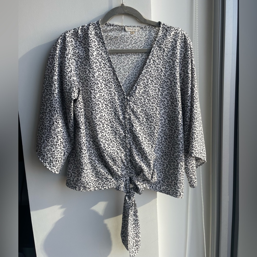Blush brand black and white button up top